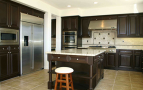 Темно коричневая мебель на кухне