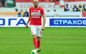 Денис Глушаков полузащитник Спартака с мячом