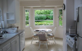 Окна столовой выходят в сад