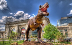 Скульптура динозавра у музея