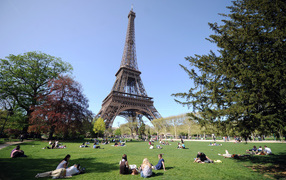 Эйфелева башня летом
