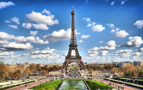 Эйфелева башня на фоне облаков в Париже, Франция