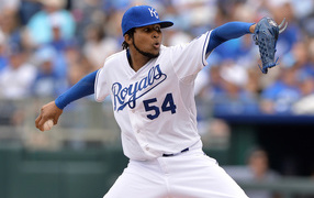 Эрвин Сантана бросает бейсбольный мяч