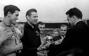 Футболист Лев Яшин получает награду