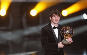 Футболист с наградой