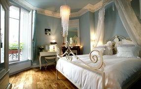 Кровать с балдахином в спальне