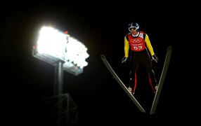 Обладатель золотой медали немецкий прыгун Андреас Веллингер 