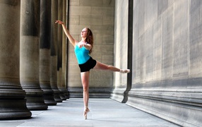 Девушка балерина среди колонн