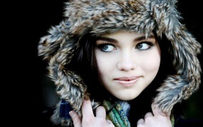 Девушка в меховой шапке