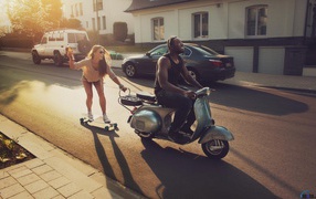 Девушка едет на скейтборде