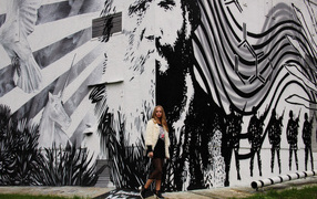 Девушка на фоне граффити