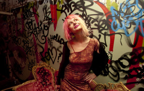 Девушка на фоне разрисованной стены