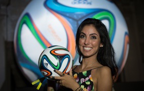 Девушка с мячом Чемпионата Мира по футболу в Бразилии 2014