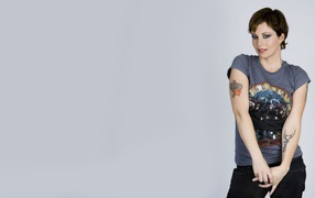 Девушка с татуировками на руках