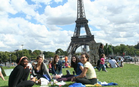 Девушки на фоне Эйфелевой башни