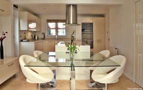 Стеклянный стол в столовой