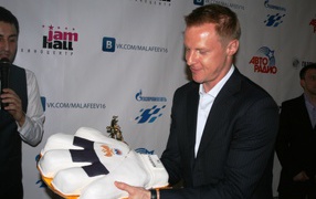Вячеслав Малафеев вратарь Российской сборной с подарком