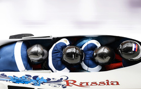 Золотая медаль российские спортсмены в дисциплине бобслей на олимпиаде в Сочи