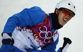 Обладатель золотой медали белорусский фристайлист  Антон Кушнир 