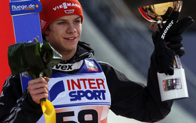 Обладатель золотой медали Андреас Веллингер немецкий прыгун