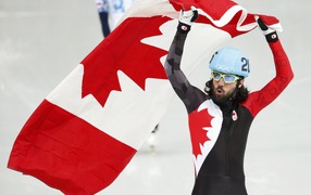 Обладатель золотой медали Шарль Амлен из Канады в дисциплине шорт-трек на олимпиаде в Сочи 