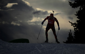 Обладатель золотой медали в дисциплине биатлон Эмиль Хегле Свендсен из Норвегии