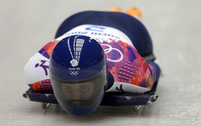 Обладательница золотой медали в дисциплине скелетон Элизабет Ярнольд на олимпиаде в Сочи