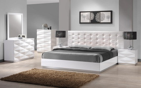 Серая кровать в спальне