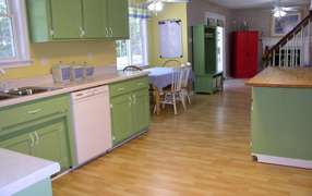 Green tones in the design of the kitchen