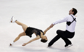 Обладатели бронзовых медалей в дисциплине фигурное катание на коньках Марисса Кастелли и Саймон Шнапир из США