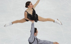 Обладатели бронзовых медалей в дисциплине фигурное катание на коньках Марисса Кастелли и Саймон Шнапир на олимпиаде в Сочи