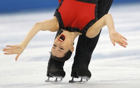 Обладатели золотой и серебряной медали российские фигуристы Федор Климов и Ксения Столбова на олимпиаде в Сочи