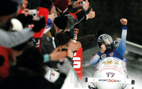 Обладатели золотых медалей российские бобслеисты Алексей Воевода и Александр Зубков на олимпиаде в Сочи