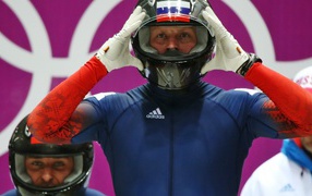 Обладатели золотых медалей в дисциплине бобслей Алексей Воевода и Александр Зубков на олимпиаде в Сочи