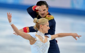 Обладатели золотых медалей фигуристы Татьяна Волосожар и Максим Траньков из России