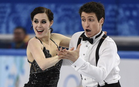 Обладатели двух серебряных медалей канадские фигуристы Тесса Вирчу и Скотт Мойр на олимпиаде в Сочи