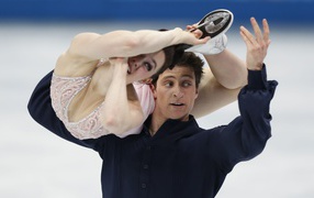 Обладатели двух серебряных медалей в дисциплине фигурное катание на коньках Тесса Вирчу и Скотт Мойр из Канады