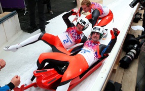 Обладатели серебряных медалей австрийские саночники Андреас Лингер и Вольфганг Лингер на олимпиаде в Сочи