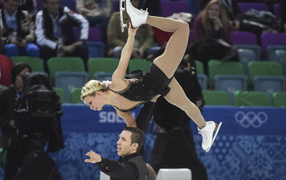 Обладатели серебряных медалей канадские фигуристы Дилан Москович и Кирстен Мур-Тауэрс на олимпиаде в Сочи