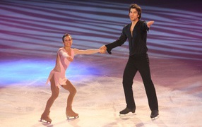 Обладатели серебряных медалей канадские фигуристы Мэган Дюамель и Эрик Редфорд на олимпиаде в Сочи