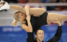 Обладатели серебряных медалей в дисциплине фигурное катание на коньках Дилан Москович и Кирстен Мур-Тауэрс на олимпиаде в Сочи