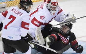 Обладательницы бронзовой медали хоккеистки из Швейцарии 