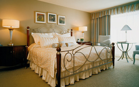 Железная кровать в спальне