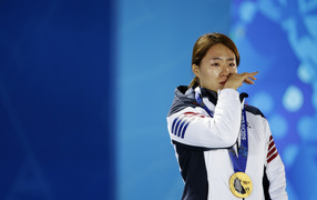 Корейская конькобежка Санг-Хва Ли обладательница золотой медали