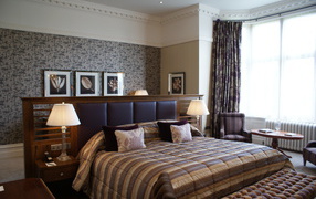 Большая кровать с кожаной спинкой