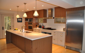 Большой холодильник на кухне