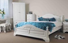 Большая белая кровать в спальне