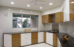 Светлая маленькая кухня