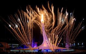 Зажжение олимпийского огня на открытии Олимпиады в Сочи