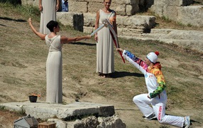 Зажжение Олимпийского огня игр в Сочи 2014